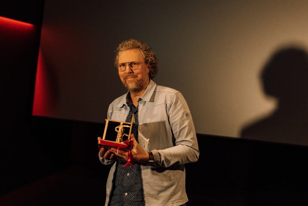 Gouden Spiegel 2026 voor I Was A Stranger, in ontvangst genomen door Jan Dirk Kleijne